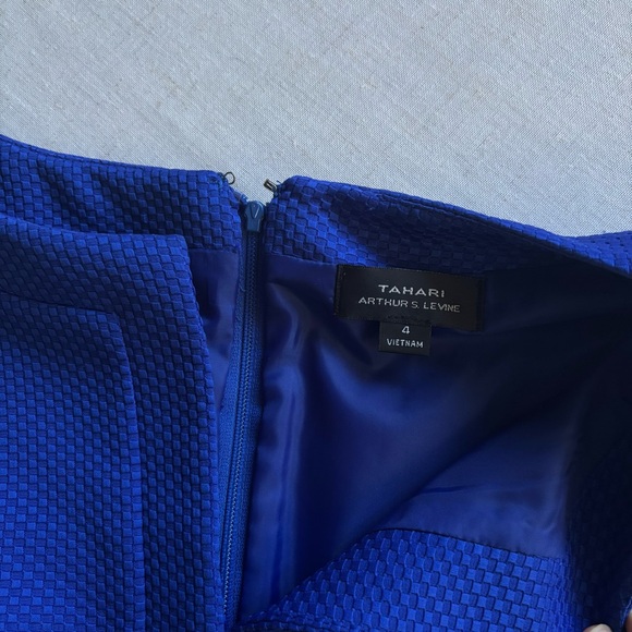 Tahari Arthur S. Levine Blue Sheath Dress Gold Buckle Size 4 Career Workwear - Picture 3 of 13